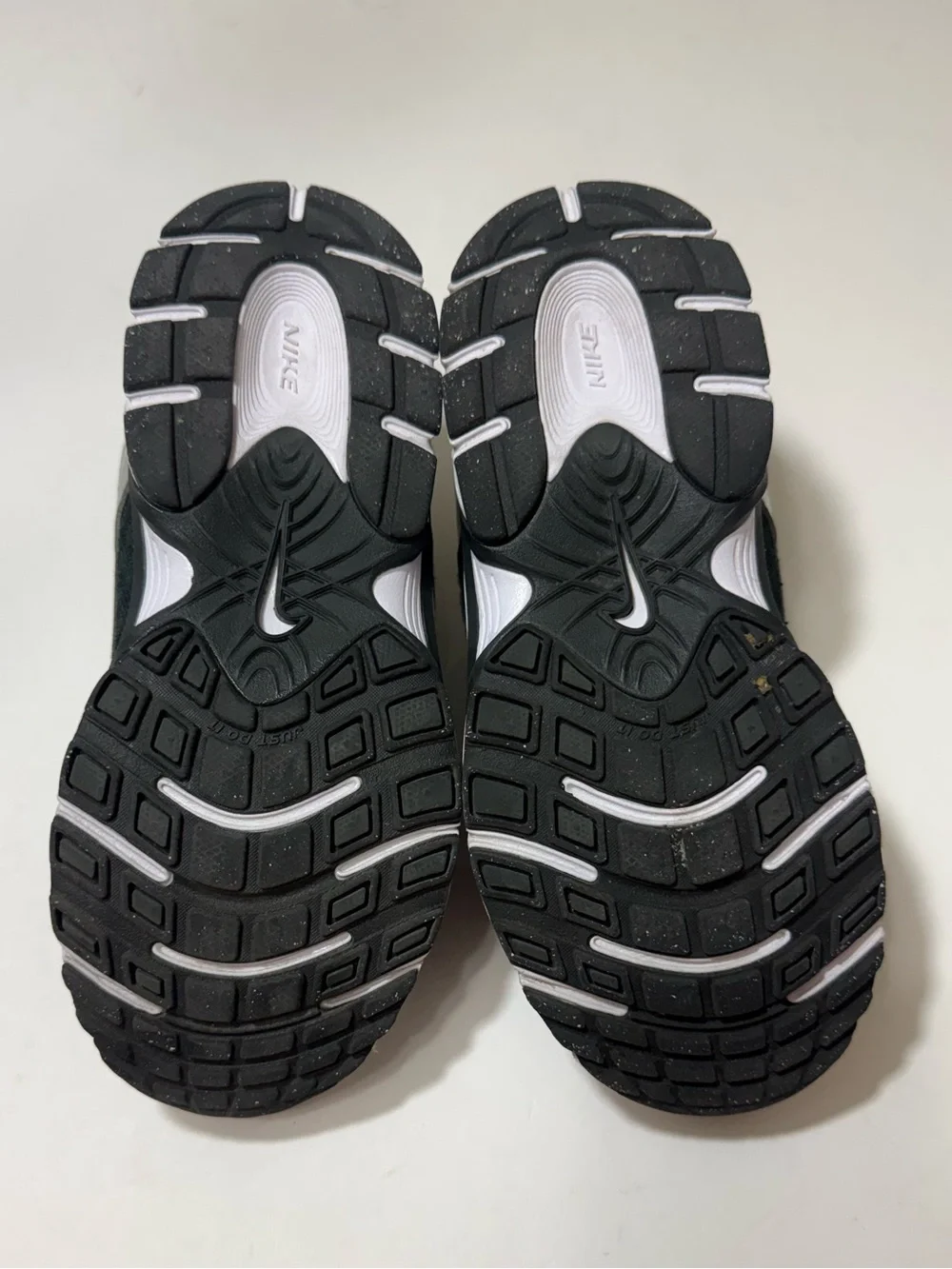 Nike V5 RNR Sneakers - Black/ Silver- Boys Size 1